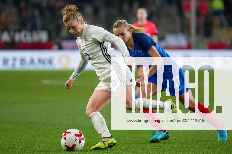 Linda Dallmann Germany 16 on the ball Single action Action plays the ball Marion Torrent France 17 Football Women International Germany France