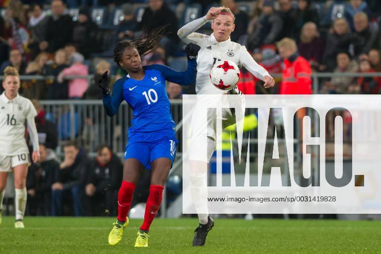 V li Aminata Diallo France 10 in duel duel with Dzsenifer Marozsan Germany 10 Football Women International Germany France