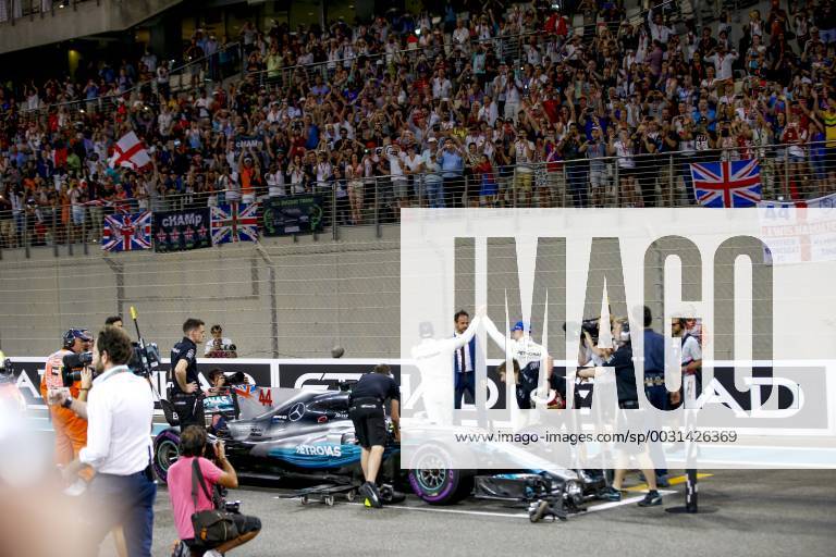 Motorsports: FIA Formula One World Championship WM Weltmeisterschaft 2017, Grand Prix of Abu Dhabi, 44 Lewis Hamilton (GBR, Mercedes AMG Petronas F1 Team), 77 Valtteri Bottas (FIN, Mercedes AMG Petronas F1 Team), Abu Dhabi United Arab Emirates