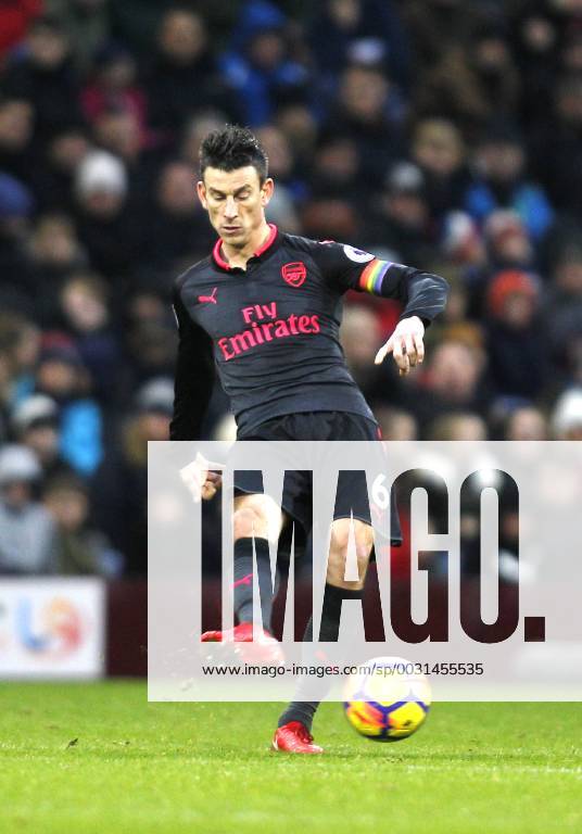 Fußball, England, LGBT Kampagne 26th November 2017, Turf Moor, Burnley, England; EPL Premier League football, Burnley versus Arsenal; Laurent Koscielny Captain of Arsenal with the LGBT armband passes the ball ActionPlus11956713