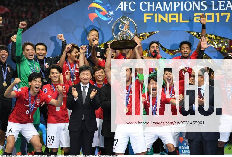 Urawa Reds team group Mannschaftsbild Totale NOVEMBER 25, 2017 - Football Soccer : Yuki Abe of Urawa Reds holds up the trophy as he celebrates with his teammates after winning the AFC Champions League Final 2nd leg match between Urawa Red Diamonds 1-0 Al-Hilal at Saitama Stadium 2002 in Saitama, Japan. Noxthirdxpartyxsales (mmcb009114)