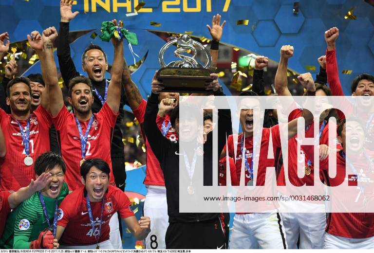 Takafumi Hori (Reds), NOVEMBER 25, 2017 - Football Soccer : Urawa Reds head coach Takafumi Hori holds up the trophy as he celebrates with his players after winning the AFC Champions League Final 2nd leg match between Urawa Red Diamonds 1-0 Al-Hilal at Saitama Stadium 2002 in Saitama, Japan. Noxthirdxpartyxsales (mmcb009115)