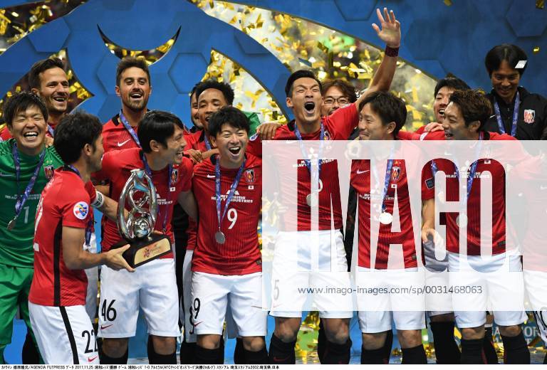 Urawa Reds team group Mannschaftsbild Totale NOVEMBER 25, 2017 - Football Soccer : Urawa Reds players celebrate with trophy after winning the AFC Champions League Final 2nd leg match between Urawa Red Diamonds 1-0 Al-Hilal at Saitama Stadium 2002 in Saitama, Japan. Noxthirdxpartyxsales (mmcb009116)