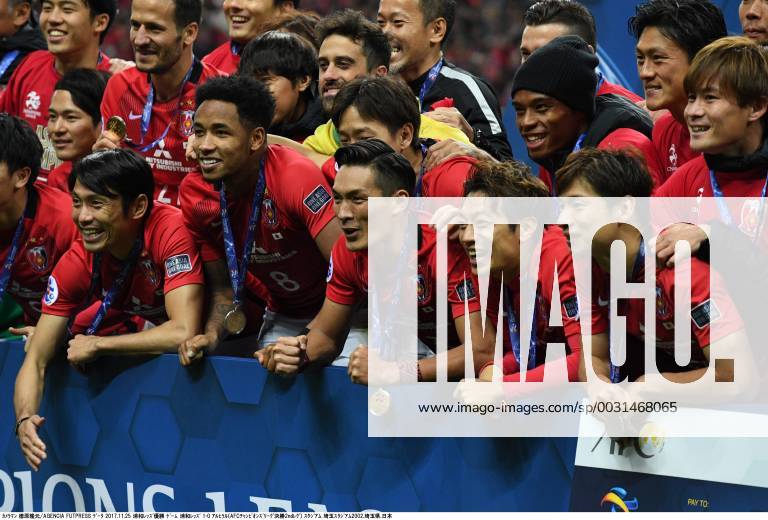 Urawa Reds team group Mannschaftsbild Totale NOVEMBER 25, 2017 - Football Soccer : Ryota Moriwaki, Rafael da Silva, Tomoaki Makino, Tsukasa Umesaki and Kazuki Nagasawa of Urawa Reds celebrate after winning the AFC Champions League Final 2nd leg match between Urawa Red Diamonds 1-0 Al-Hilal at Saitama Stadium 2002 in Saitama, Japan. Noxthirdxpartyxsales (mmcb009119)