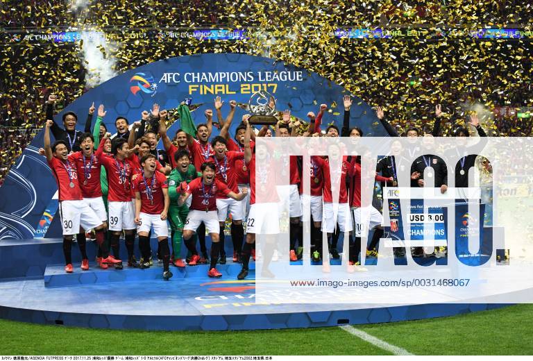 Urawa Reds team group Mannschaftsbild Totale NOVEMBER 25, 2017 - Football Soccer : Yuki Abe of Urawa Reds holds up the trophy as he celebrates with his teammates after winning the AFC Champions League Final 2nd leg match between Urawa Red Diamonds 1-0 Al-Hilal at Saitama Stadium 2002 in Saitama, Japan. Noxthirdxpartyxsales (mmcb009122)