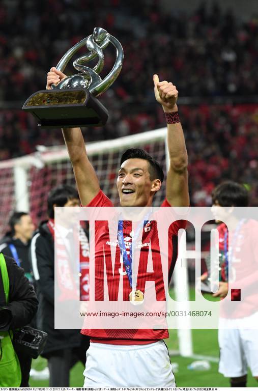 Tomoaki Makino (Reds), NOVEMBER 25, 2017 - Football Soccer : Tomoaki Makino of Urawa Reds celebrates with the trophy after winning the AFC Champions League Final 2nd leg match between Urawa Red Diamonds 1-0 Al-Hilal at Saitama Stadium 2002 in Saitama, Japan. Noxthirdxpartyxsales (mmcb009131)