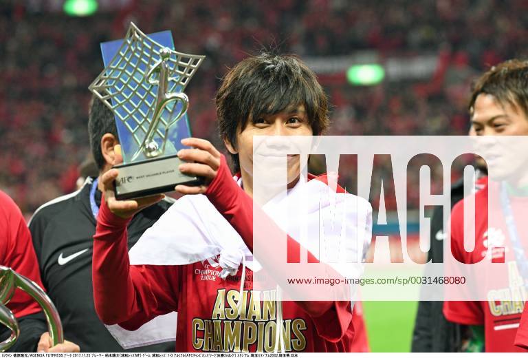 Yosuke Kashiwagi (Reds), NOVEMBER 25, 2017 - Football Soccer : Yosuke Kashiwagi of Urawa Reds celebrates with his MVP award trophy after winning the AFC Champions League Final 2nd leg match between Urawa Red Diamonds 1-0 Al-Hilal at Saitama Stadium 2002 in Saitama, Japan. Noxthirdxpartyxsales (mmcb009138)