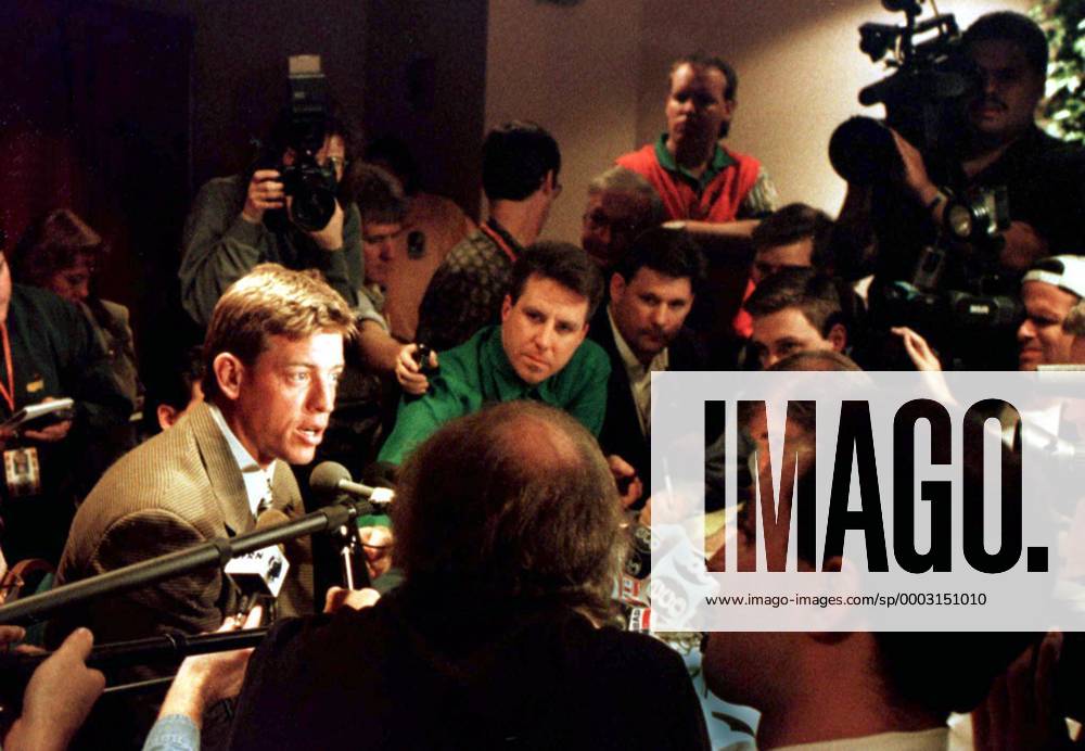 Troy Aikman (Dallas Cowboys) im Medieninteresse - (PHO9601210217594666) American Football Herren NFL 1995 1996 SuperBowl XXX Super Bowl Finale Gruppe Tempe American Football Herren NFL 1995 1996 SuperBowl XXX Super Bowl Finale Gruppe Tempe