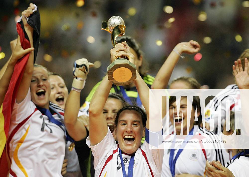 Deutschland ist Weltmeister 2007 - Birgit Prinz präsentiert stolz den Pokal - Fußball WM Damen WM 2007, Frauen, Frauenfußball, Länderspiel, Nationalteam, Finale, Endspiel, Nationaltrikot Gruppe Schrei, Jubelschrei, Freudenschrei, Shanghai, Aufmacher, Siegesfeier Freude, Begeisterung, Fußball WM Damen WM 2007, Frauen, Frauenfußball, Länderspiel, Nationalteam, Finale, Endspiel, Nationaltrikot Gruppe Schrei, Jubelschrei, Freudenschrei, Shanghai, Aufmacher, Siegesfeier Freude, Begeisterung,