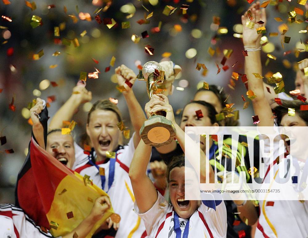 Deutschland ist Weltmeister 2007 - Birgit Prinz präsentiert stolz den Pokal - Fußball WM Damen WM 2007, Frauen, Frauenfußball, Länderspiel, Nationalteam, Finale, Endspiel, Nationaltrikot Gruppe Schrei, Jubelschrei, Freudenschrei, Shanghai, Aufmacher, Feier, feiern, Siegesfeier Freude, Begeisterung, Fußball WM Damen WM 2007, Frauen, Frauenfußball, Länderspiel, Nationalteam, Finale, Endspiel, Nationaltrikot Gruppe Schrei, Jubelschrei, Freudenschrei, Shanghai, Aufmacher, Feier, feiern, Siegesfeier Freude, Begeisterung,