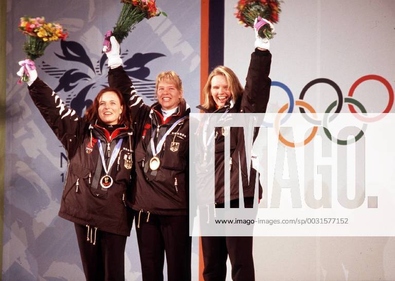 Katja Seizinger Ski Alpin Olympia 1998 in Nagano 08 02 1998 Gold medal in downhill combination and bronze medal in the RSL award ceremony Gold combination Katja Seizinger middle silver Martina Ertl left bronze Hilde Gerg right award ceremony Nagano Japan