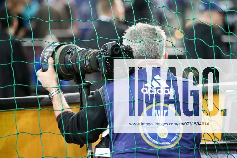 Germany Serbia Handball Women WC Leipzig 05 12 2017 Arena Leipzig World Cup 2017 Handball Women Preliminary Group D Germany GER vs Serbia SRB 22 22 9 11 Pictured photographer with IHF vest