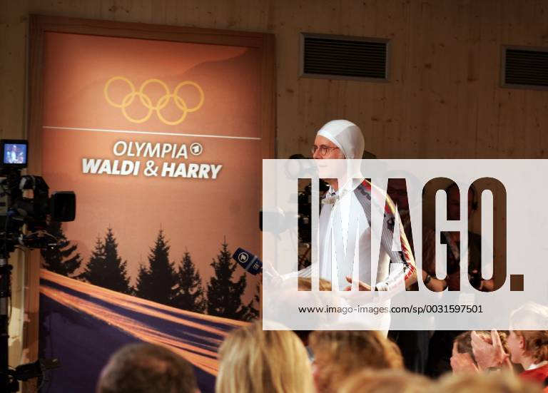 Harald Schmidt appears in the suit of the bobsledder recorded during the telecast Waldi Harry 21 02 2006 at the German House in Sestriere Sestriere Italy
