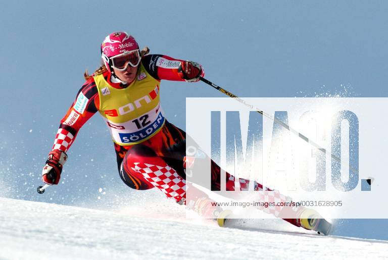 Janica Kostelic- Aktion - aufgenommen beim Damen Weltcup Riesenslalom in Sölden am 22.10.2005 , Sölden Österreich