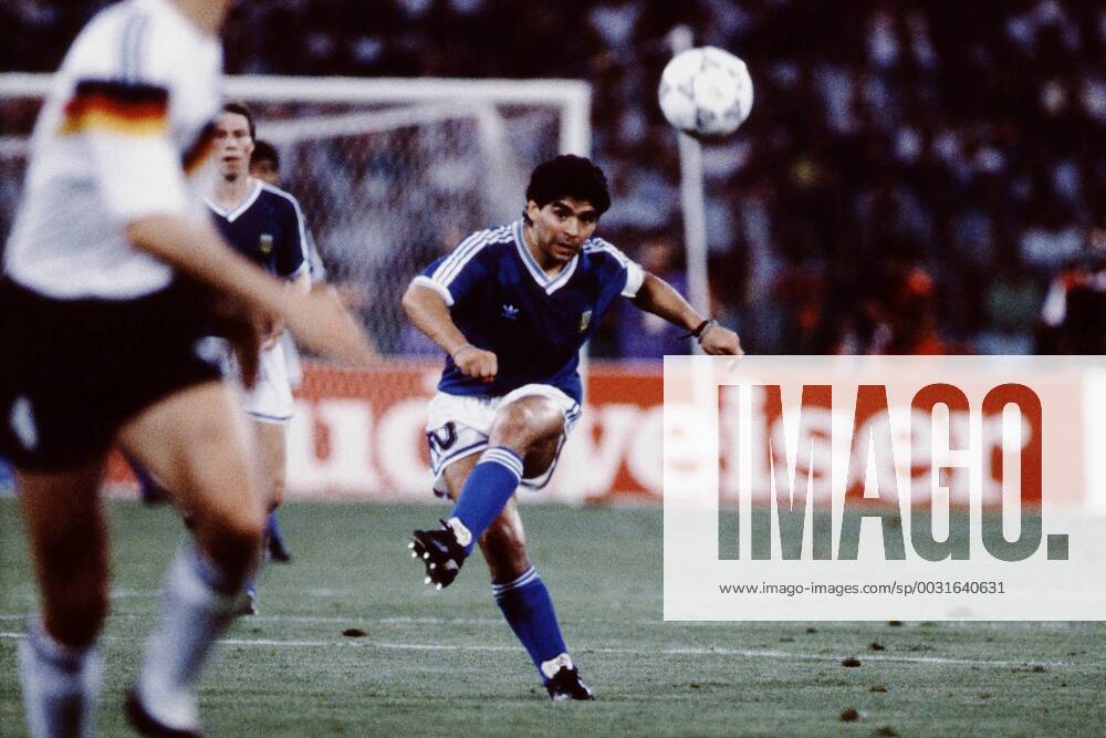 Fussball Weltmeisterschaft 1990 in Italien Endspiel Deutschland - Argentinien 1 : 0 Diego Maradona schiesst, Rom Italien