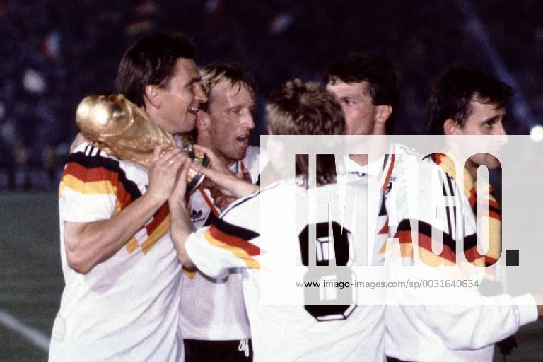 Fussball Weltmeisterschaft 1990 in Italien Endspiel Deutschland - Argentinien 1 : 0 Jubel bei der Deutschen Mannschaft mit dem Weltpokal von links: Klaus Augenthaler, Andreas Brehme, Thomas H?ßler, Lothar Matth?us, Pierre Littbarski, Rom Italien
