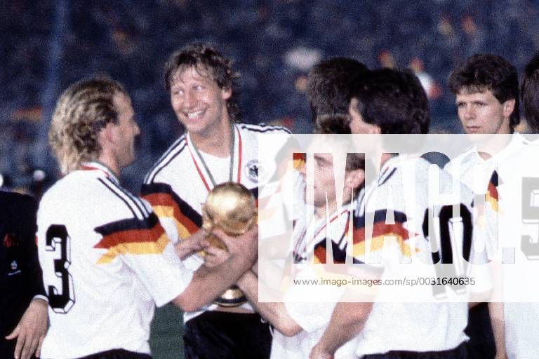 Fussball Weltmeisterschaft 1990 in Italien Endspiel Deutschland - Argentinien 1 : 0 Jubel bei der Deutschen Mannschaft mit dem Weltpokal von links: Andreas Brehme, Guido Buchwald Thomas H?ßler, Lothar Matth?us, Pierre Littbarski, Andreas M?ller, Rom Italien