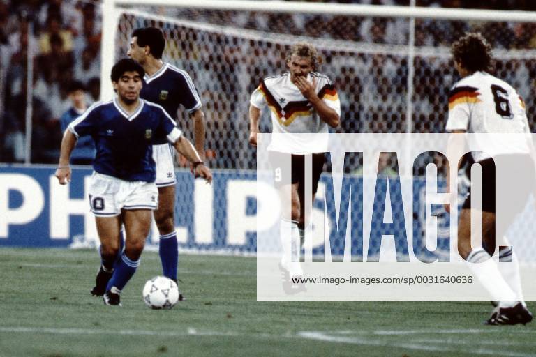 Fussball Weltmeisterschaft 1990 in Italien Endspiel Deutschland - Argentinien 1 : 0 Diego Maradona am Ball, rechts Rudi V?ller und Guido Buchwald, Rom Italien