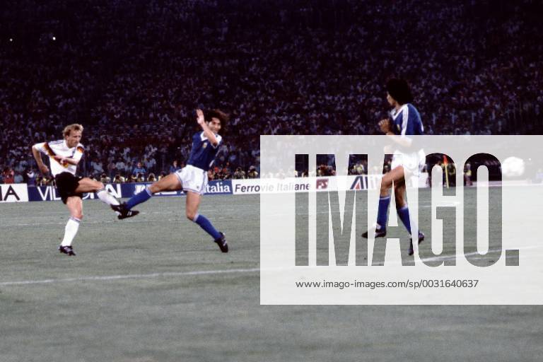 Fussball Weltmeisterschaft 1990 in Italien Endspiel Deutschland - Argentinien 1 : 0 Andreas Brehme schiesst auf das Tor der Argentinier, Rom Italien