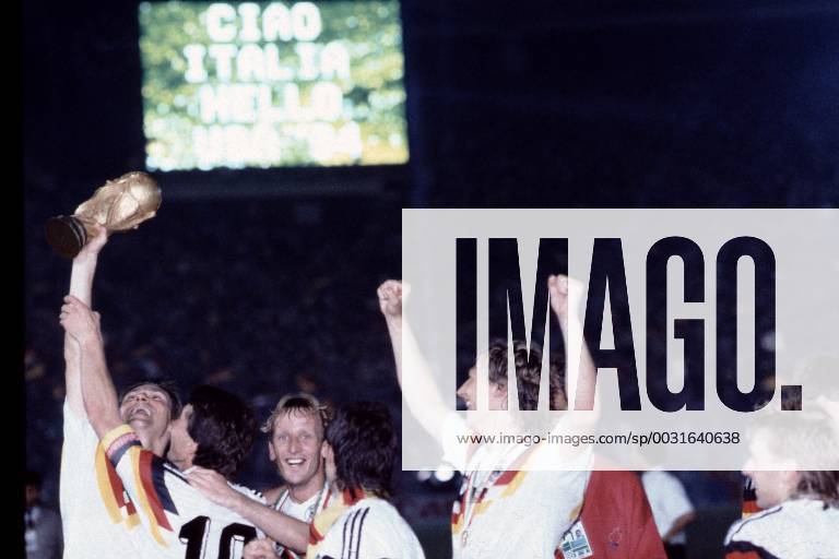Fussball Weltmeisterschaft 1990 in Italien Endspiel Deutschland - Argentinien 1 : 0 Die deutsche Mannschaft jubelt mit dem Weltpokal in den H?nden von links: Klaus Augenthaler, Lothar Matth?us, Andreas Brehme, Guido Buchwald, Rom Italien