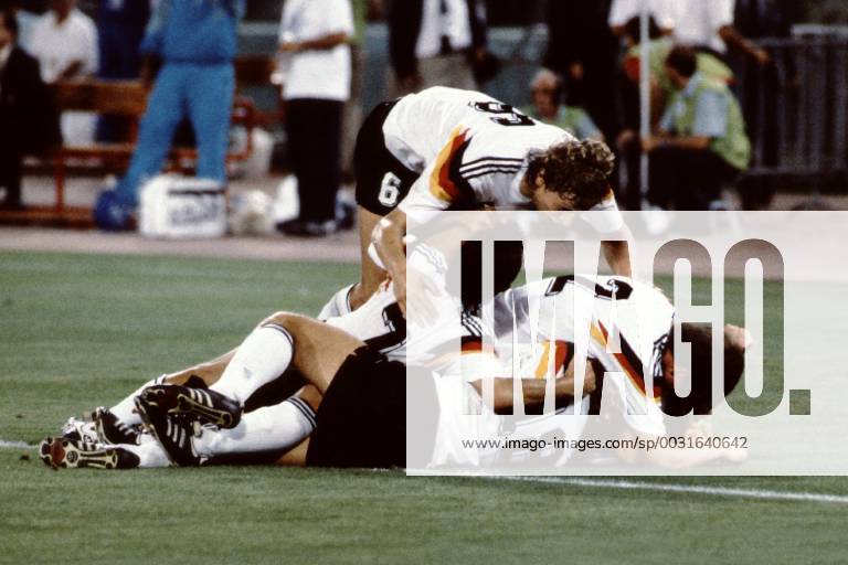 Fussball Weltmeisterschaft 1990 in Italien Endspiel Deutschland - Argentinien 1 : 0 Die Spieler st?rzen sich nach dem Siegtor auf Andreas Brehme, Rom Italien