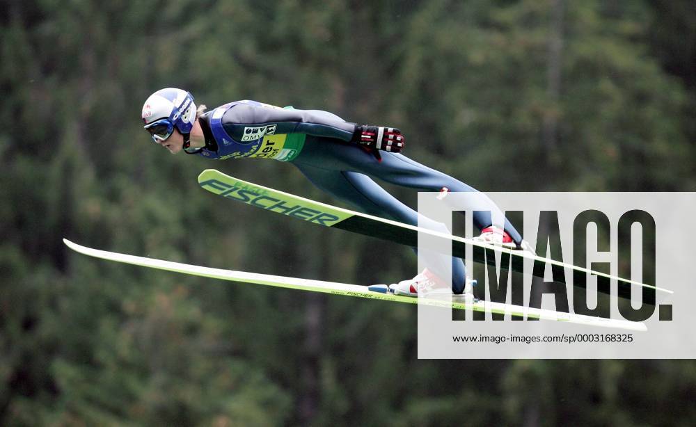 Thomas Morgenstern (Österreich) - Flugphase Skispringen Grand Prix Herren FIS Sommer Grand Prix 2007, Sommerskispringen, Sommerspringen, Ski Nordisch, Nordischer Skisport Einzelbild Oberhof Skispringen Grand Prix Herren FIS Sommer Grand Prix 2007, Sommerskispringen, Sommerspringen, Ski Nordisch, Nordischer Skisport Einzelbild Oberhof