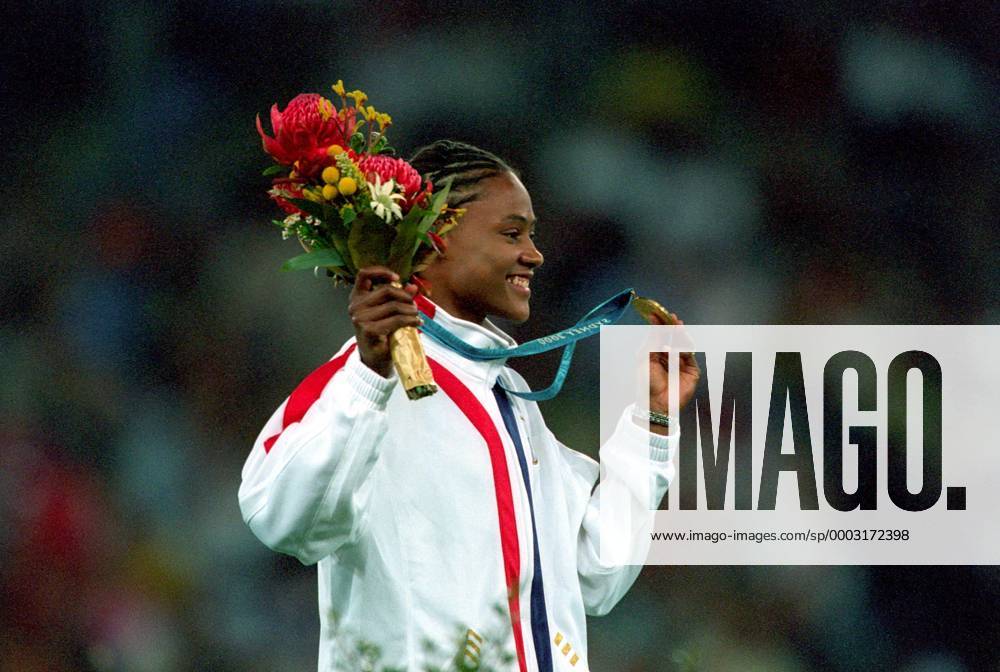 Marion Jones (USA) präsentiert nach ihrem Olympiasieg über 100m stolz die Goldmedaille Leichtathletik OS Sommer Damen Olympische Spiele 2000, Sommerspiele, 100m, 100 m, Meter, Sprint, Kurzstrecke Einzelbild Sydney Freude, Leichtathletik OS Sommer Damen Olympische Spiele 2000, Sommerspiele, 100m, 100 m, Meter, Sprint, Kurzstrecke Einzelbild Sydney Freude,