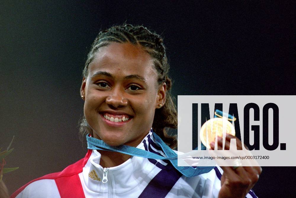 Marion Jones (USA) präsentiert nach ihrem Olympiasieg über 100m stolz die Goldmedaille Leichtathletik OS Sommer Damen Olympische Spiele 2000, Sommerspiele, 100m, 100 m, Meter, Sprint, Kurzstrecke Einzelbild Sydney Leichtathletik OS Sommer Damen Olympische Spiele 2000, Sommerspiele, 100m, 100 m, Meter, Sprint, Kurzstrecke Einzelbild Sydney