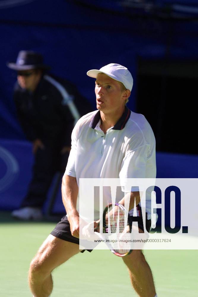 Nikola Davydenko (Rußland) - beidhändige Rückhand Tennis Herren Australian Open 2001, Grand Slam, ATP-Tour, Hartplatz, Hardcourt, Hartplatzturnier, Hartplatztennis Einzelbild Flinders Park Melbourne Dynamik,