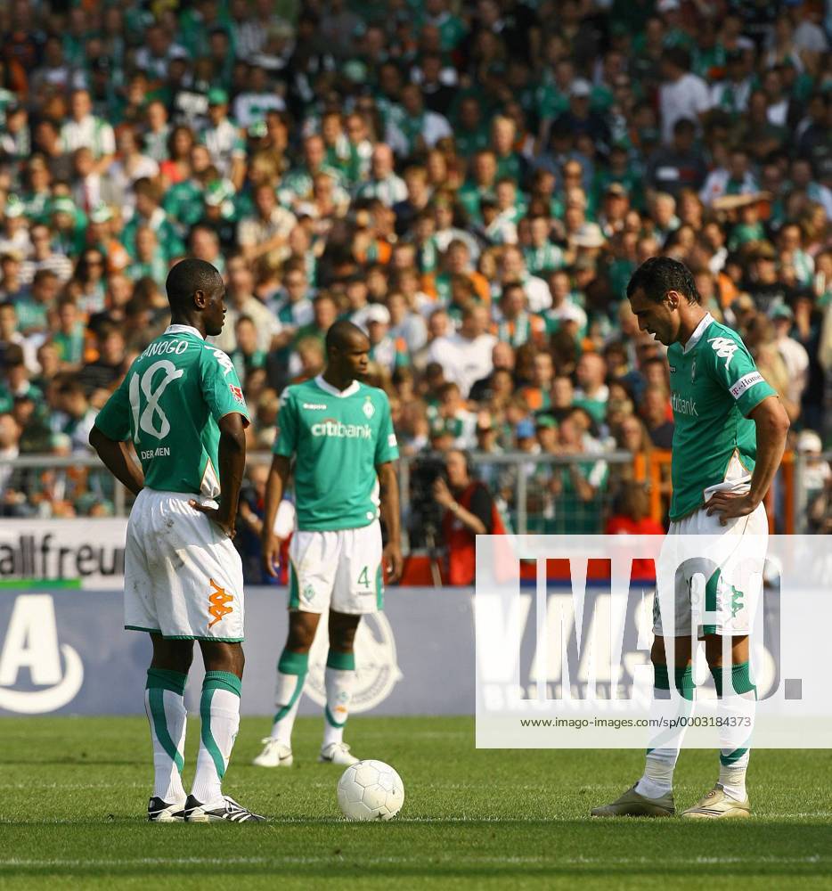 Boubacar Sanogo (li.) und Hugo Almeida (beide Bremen) - Freistoß Fußball 1. BL Herren Saison 2007 2008, SV Werder Bremen Gruppe Bremen Fußball 1. BL Herren Saison 2007 2008, SV Werder Bremen Gruppe Bremen