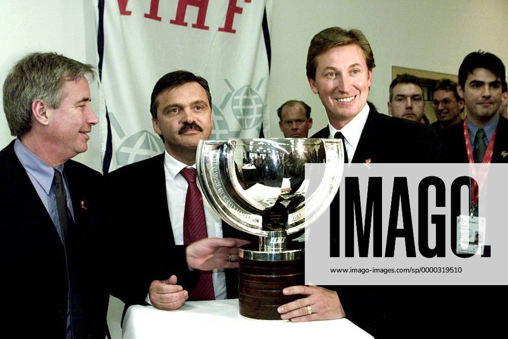 V.re.: Eishockeylegende Wayne Gretzky (Kanada), IIHF-Präsident René Fasel (Schweiz) und der kanadische Verbandspräsident Bob Nicholson mit Weltmeisterschaftspokal während der Pressekonferenz im Radisson SAS-Hotel Eishockey WM Herren Weltmeisterschaft 2001, WM-1 Gruppe Hannover