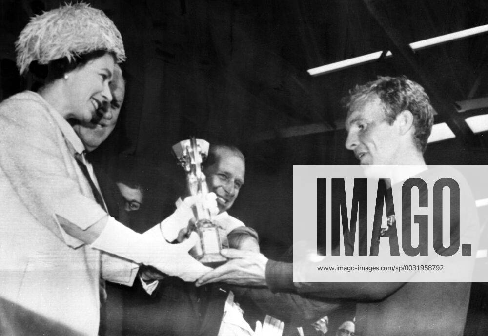 Fußball, WM 1966, Finale in Wembley, England - Deutschland 4-2 n.V. Queen presents cup to England s Captain. Britiain s Queen Elizabeth II is pictured presenting the Jules Rimet World Cup Trophy to England s Captain Bobby Moore, after England defeated West Germany in the final of the World Cup Tournament at Wembley Stadium today. England won 4-2. 30 July 1966, Wembley London United Kingdom England