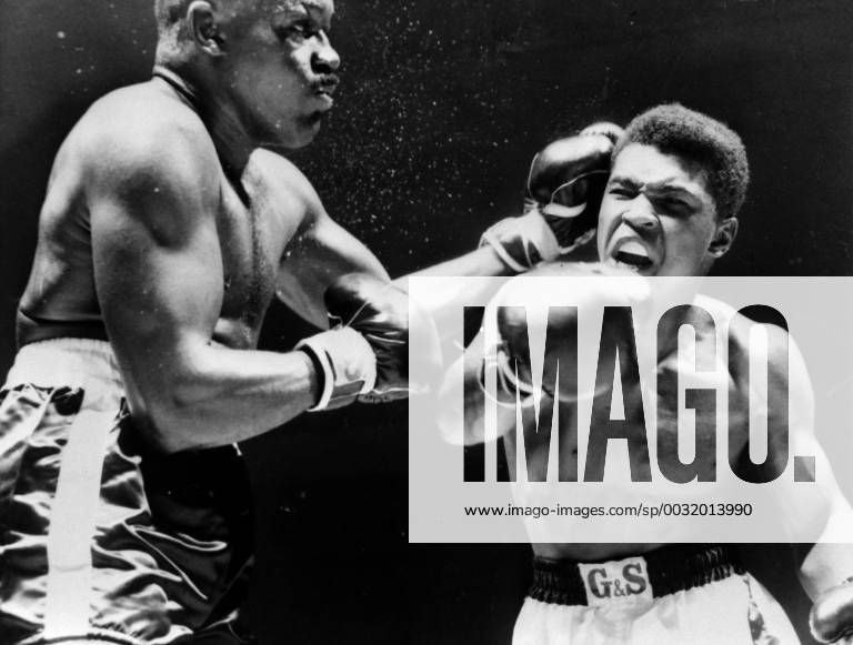 BOXING HEAVYWEIGHT CASSIUS CLAY - MUHAMMAD ALI AND DOUG JONES IN NEW YORK ; 15 MARCH 1963,