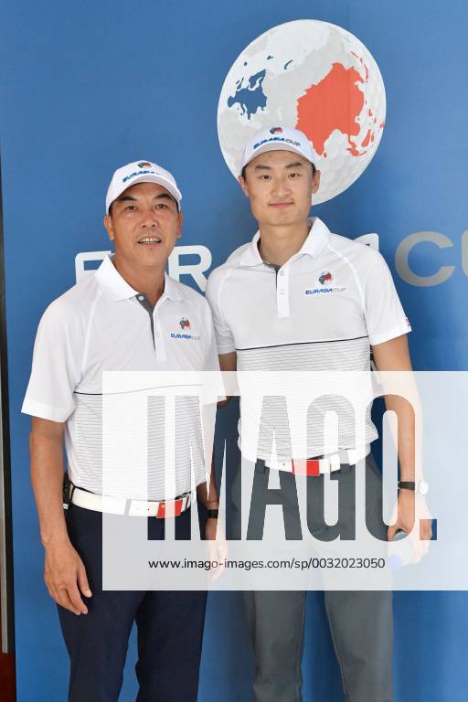 (180109) -- KUALA LUMPUR, Jan.9, 2018 -- Zhang Lianwei (L), vice captain of Team Asia, poses for photos with Li Haotong at a press conference PK Pressekonferenz of the EurAsia Cup at the Glenmarie Golf and Country Club in Kuala Lumpur, Malaysia, Jan. 9, 2018. This year s EurAsia Cup will take place at the Glenmarie Golf and Country Club from Jan. 12 to Jan. 14, 2018. ) (SP)MALAYSIA-KUALA LUMPUR-GOLF-EURASIA CUP-PRESS CONFERENCE ChongxVoonxChung
