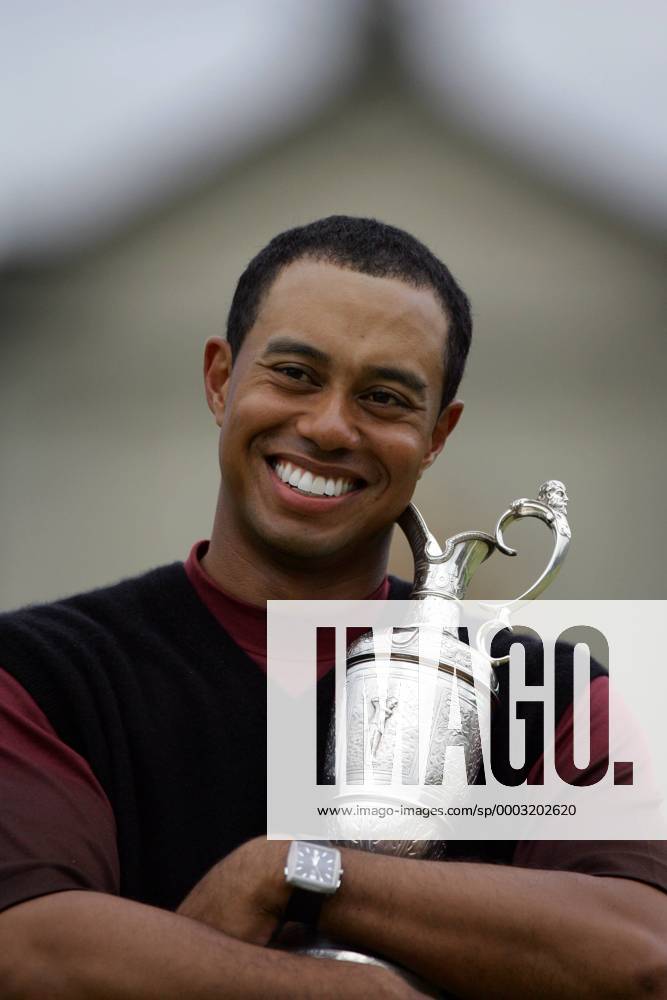 Eldrick Tiger Woods (USA) - Sieger der British Open 2005 - mit der Claret Jug - (2005071817563912) Golf Herren The British Open Championship 2005, European PGA Tour, TPC of Europe Einzelbild St. Andrews Freude, Golf Herren The British Open Championship 2005, European PGA Tour, TPC of Europe Einzelbild St. Andrews Freude,