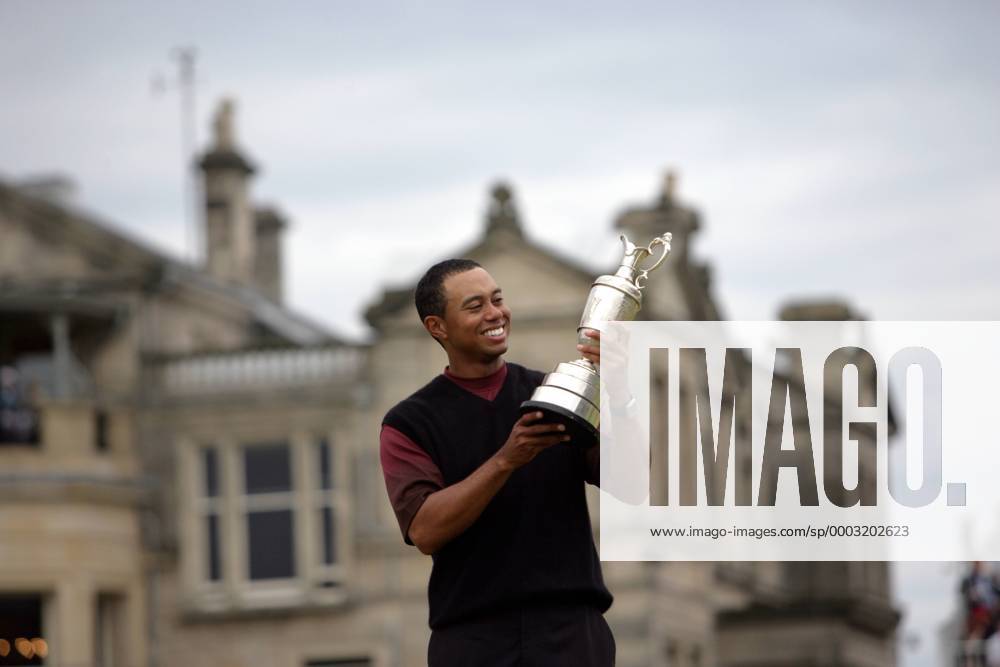 Eldrick Tiger Woods (USA) - Sieger der British Open 2005 - präsentiert die Claret Jug - (2005071817571317) Golf Herren The British Open Championship 2005, European PGA Tour, TPC of Europe Einzelbild St. Andrews Freude, Golf Herren The British Open Championship 2005, European PGA Tour, TPC of Europe Einzelbild St. Andrews Freude,