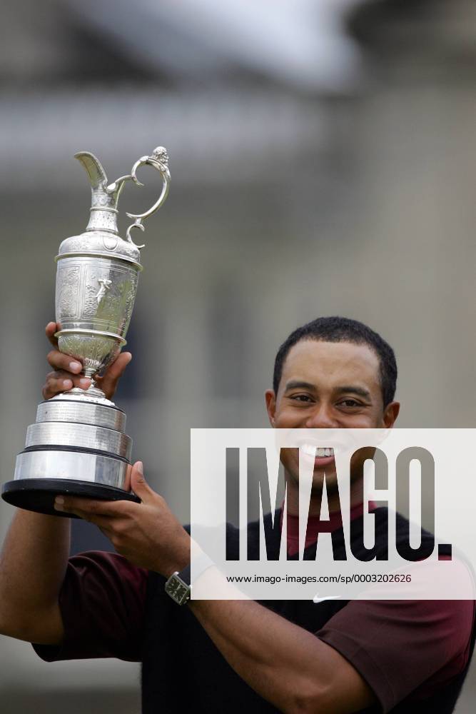 Eldrick Tiger Woods (USA) - Sieger der British Open 2005 - präsentiert die Claret Jug - (2005071817564413) Golf Herren The British Open Championship 2005, European PGA Tour, TPC of Europe Einzelbild St. Andrews Freude, Golf Herren The British Open Championship 2005, European PGA Tour, TPC of Europe Einzelbild St. Andrews Freude,