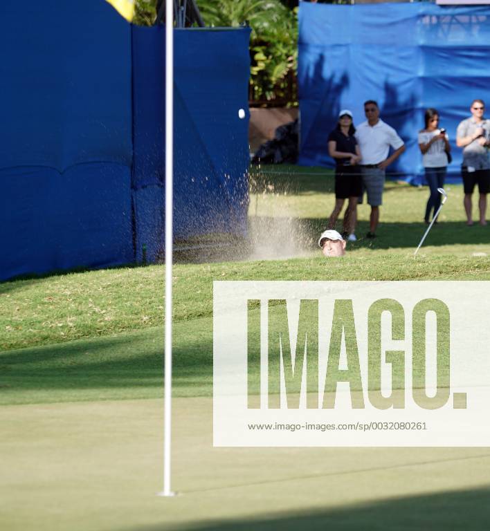 Emiliano Grillo hits out of the bunker on the 18th hole during the third round of the 20th anniversary of the Sony Open at the Waialae Country Club in Honolulu, Hawaii - CSM PGA Golf Herren Golf: Sony Open JAN13 - ZUMAc04_ 20180113_zaf_c04_352