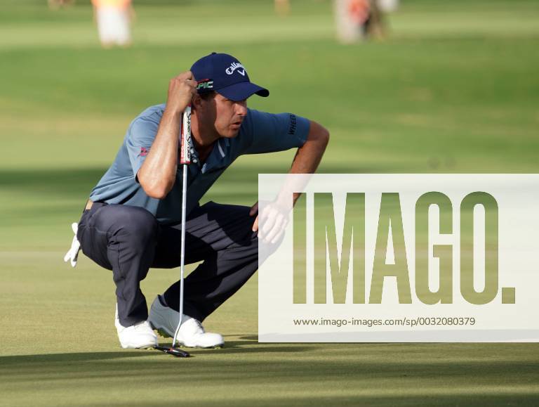 Kevin Kisner lines up his putt on the 16th green during the third round of the 20th anniversary of the Sony Open at the Waialae Country Club in Honolulu, Hawaii - CSM PGA Golf Herren Golf: Sony Open JAN13 - ZUMAc04_ 20180113_zaf_c04_380