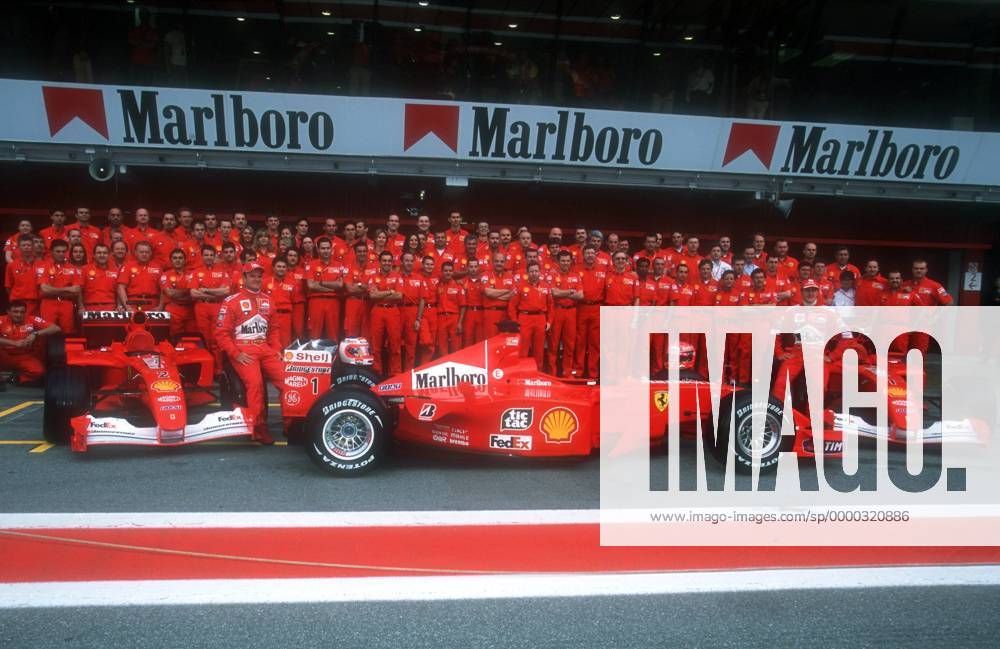 Ferrari-Crew mit Rubens Barrichello (Brasilien, li.) und Michael Schumacher (Deutschland) Motorsport Grand Prix Herren Großer Preis von Spanien 2001, GP, Formel 1, F1, F, WM, Weltmeisterschaft Totale Circuit de Catalunya Barcelona Masse