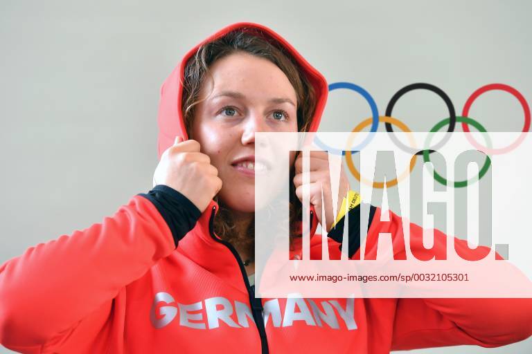 Laura DAHLMEIER biathlon before Olympic rings olympiaringem frame single subject cut to portrait portrait portrait clothing of the German Olympic team for the Winter Olympics, PyeongChang 2018 on 15 01 2018 in Muenchenn