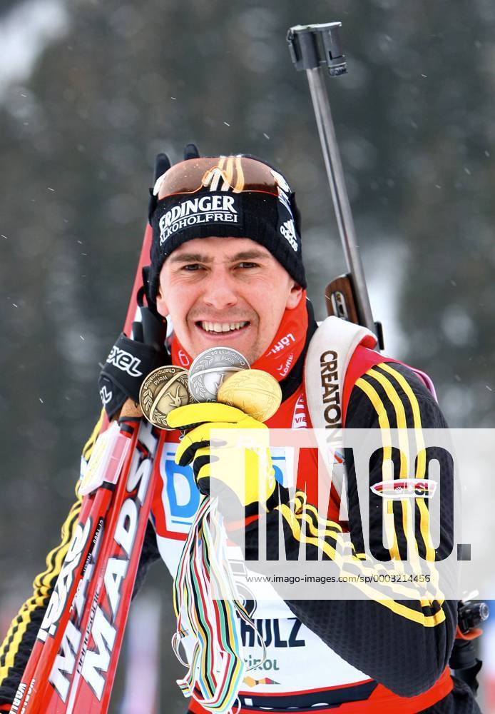 Michael Greis (Deutschland) präsentiert seinen Medaillensatz der WM 2007 - Gold im 15km Massenstart, Silber über 20km und Bronze mit der Staffel Biathlon WM Herren WM 2007, Fotoshooting Einzelbild Antholz Freude, Biathlon WM Herren WM 2007, Fotoshooting Einzelbild Antholz Freude,