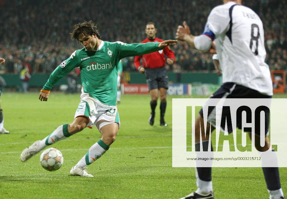 Diego (Bremen, li.) zieht ab Fußball EC 1 Herren Champions League 2007 2008, SV Werder Bremen - Lazio Rom 2:1 Gruppe Bremen Dynamik, Fußball EC 1 Herren Champions League 2007 2008, SV Werder Bremen - Lazio Rom 2:1 Gruppe Bremen Dynamik,