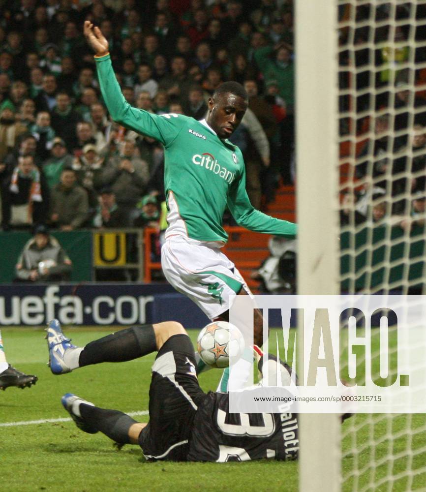 Boubacar Sanogo (Bremen, hi.) erzielt das 1:0 gegen Torwart Marco Ballotta (Lazio Rom) Fußball EC 1 Herren Champions League 2007 2008, SV Werder Bremen - Lazio Rom 2:1 Gruppe Bremen Dynamik, Fußball EC 1 Herren Champions League 2007 2008, SV Werder Bremen - Lazio Rom 2:1 Gruppe Bremen Dynamik,