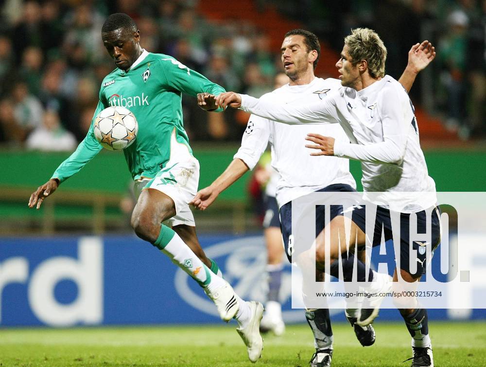 Boubacar Sanogo (Bremen, li.) gegen Valon Behrami (re.) und Luciano Zauri (beide Lazio Rom) Fußball EC 1 Herren Champions League 2007 2008, SV Werder Bremen - Lazio Rom 2:1 Gruppe Bremen Dynamik, Fußball EC 1 Herren Champions League 2007 2008, SV Werder Bremen - Lazio Rom 2:1 Gruppe Bremen Dynamik,