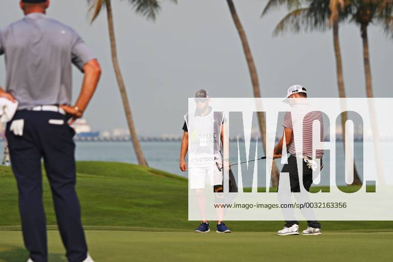 (180120) -- SINGAPORE, Jan. 20, 2018 -- United States player Casey O Toole (R) competes during the 3rd round of the SMBC Singapore Open held in Singapore s Sentosa Golf Club on Jan 20, 2018. ) (SP)SINGAPORE-GOLF-SMBC SINGAPORE OPEN ThenxChihxWey