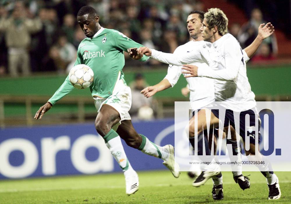 Boubacar Sanogo (Bremen, li.) gegen Valon Behrami (re.) und Luciano Zauri (beide Lazio Rom) Fußball EC 1 Herren Champions League 2007 2008, SV Werder Bremen - Lazio Rom 2:1 Gruppe Bremen Dynamik, Fußball EC 1 Herren Champions League 2007 2008, SV Werder Bremen - Lazio Rom 2:1 Gruppe Bremen Dynamik,