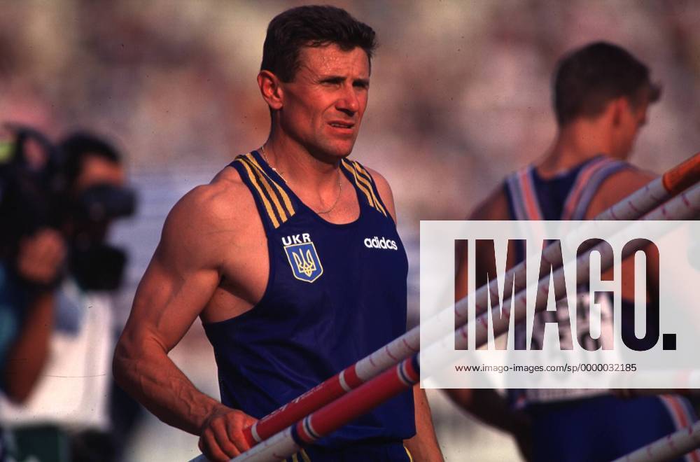Sergej Bubka sucht sich seinen Stab aus Leichtathletik WM Herren Leichtathletik Weltmeisterschaft Athen 1997, Stabhochsprung Einzelbild Athen