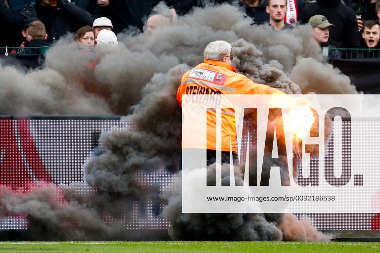 - SPORT Fußball, Pyrotechnik beim Spiel Royal Antwerpen - Club Brügge Illustration picture shows a steward throwing away a smoke bomb during the Jupiler Pro League match between Royal Antwerp FC and Club Brugge, in Antwerp, Sunday 21 January 2018, on the day 22 of the Jupiler Pro League, the Belgian soccer championship season 2017-2018. BRUNOxFAHY x05280254x