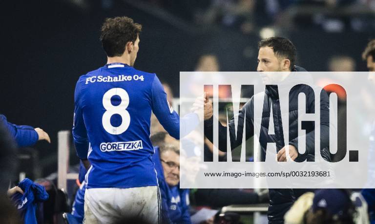 Gelsenkirchen 21 01 2018 coach Domenico Tedesco S04 thanks Leon Goretzka S04 FC Schalke 04 Hanover 96